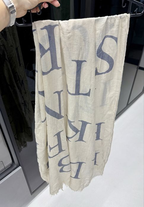 Chusta szal w literki beżowa 180 cm x 100 cm