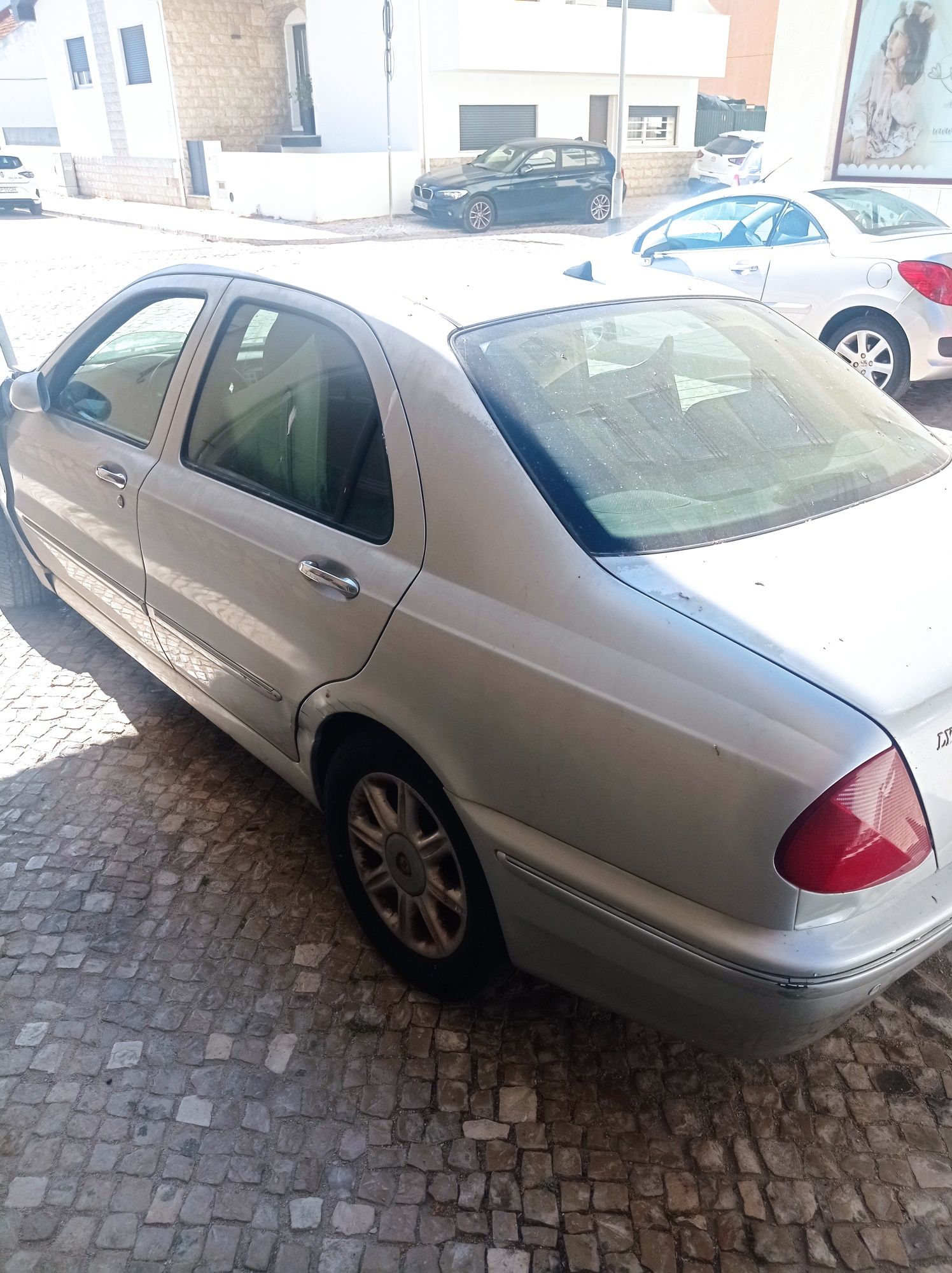 Vendo carro Lancia com batida frente  bom preço