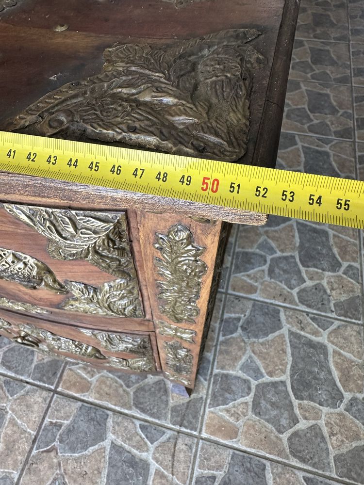 Armário artesanal asiatico em madeira maciça com aplicações em latão
