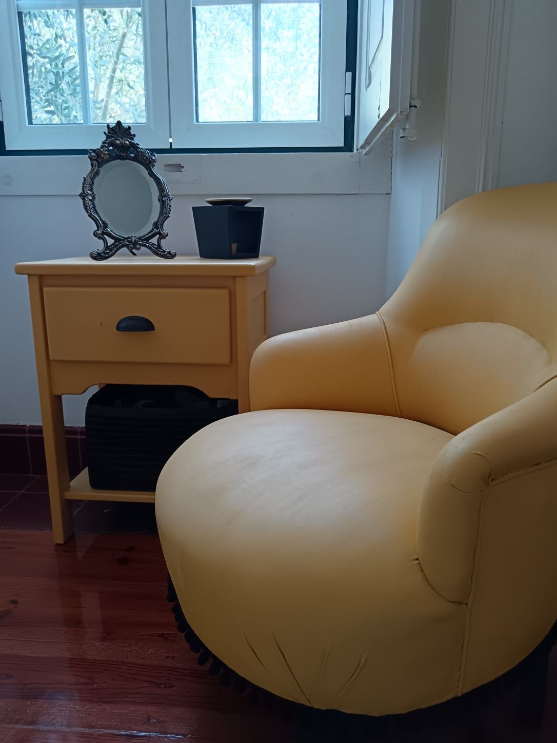 Senhorinha, cadeirão recuperado amarelo