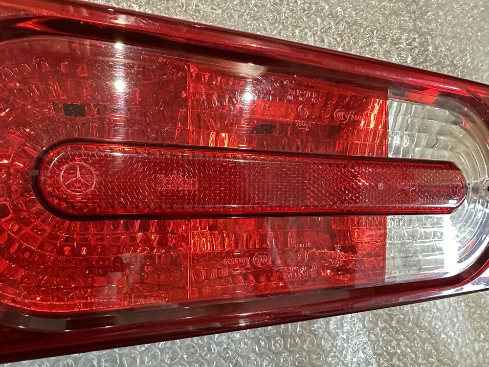 Продам оригинальный задний фонарь правый для Mercedes G-Class