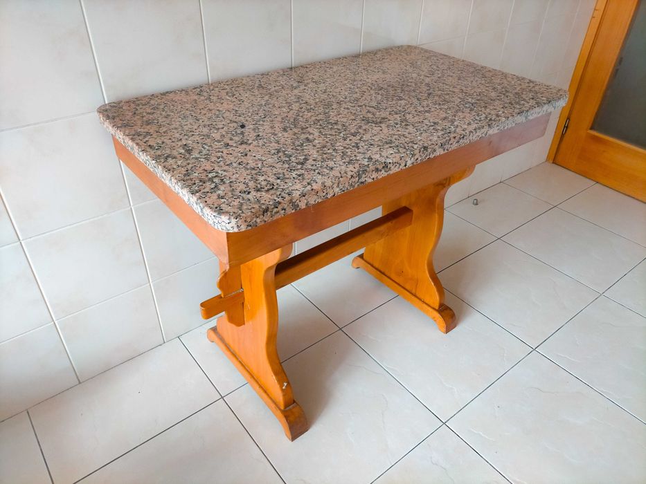 Mesa com tampo de pedra