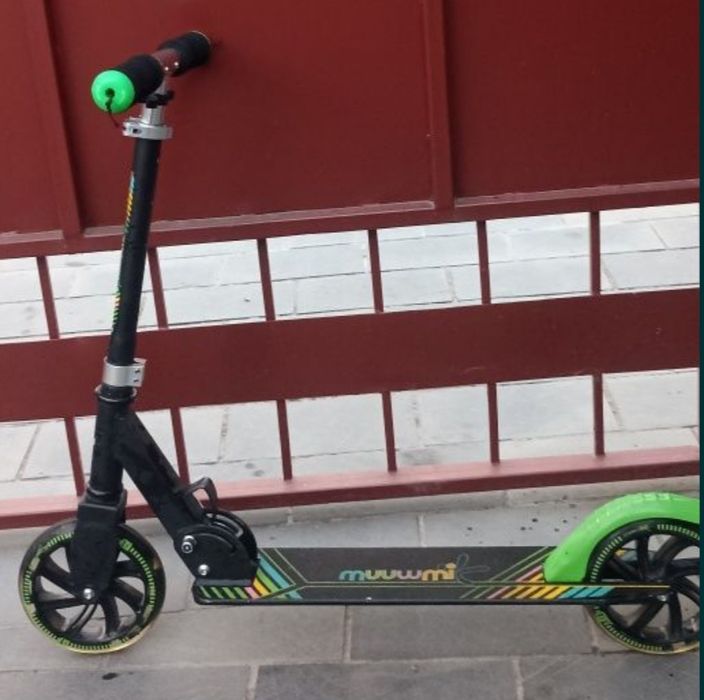 Самокат  з механізмом  складання.