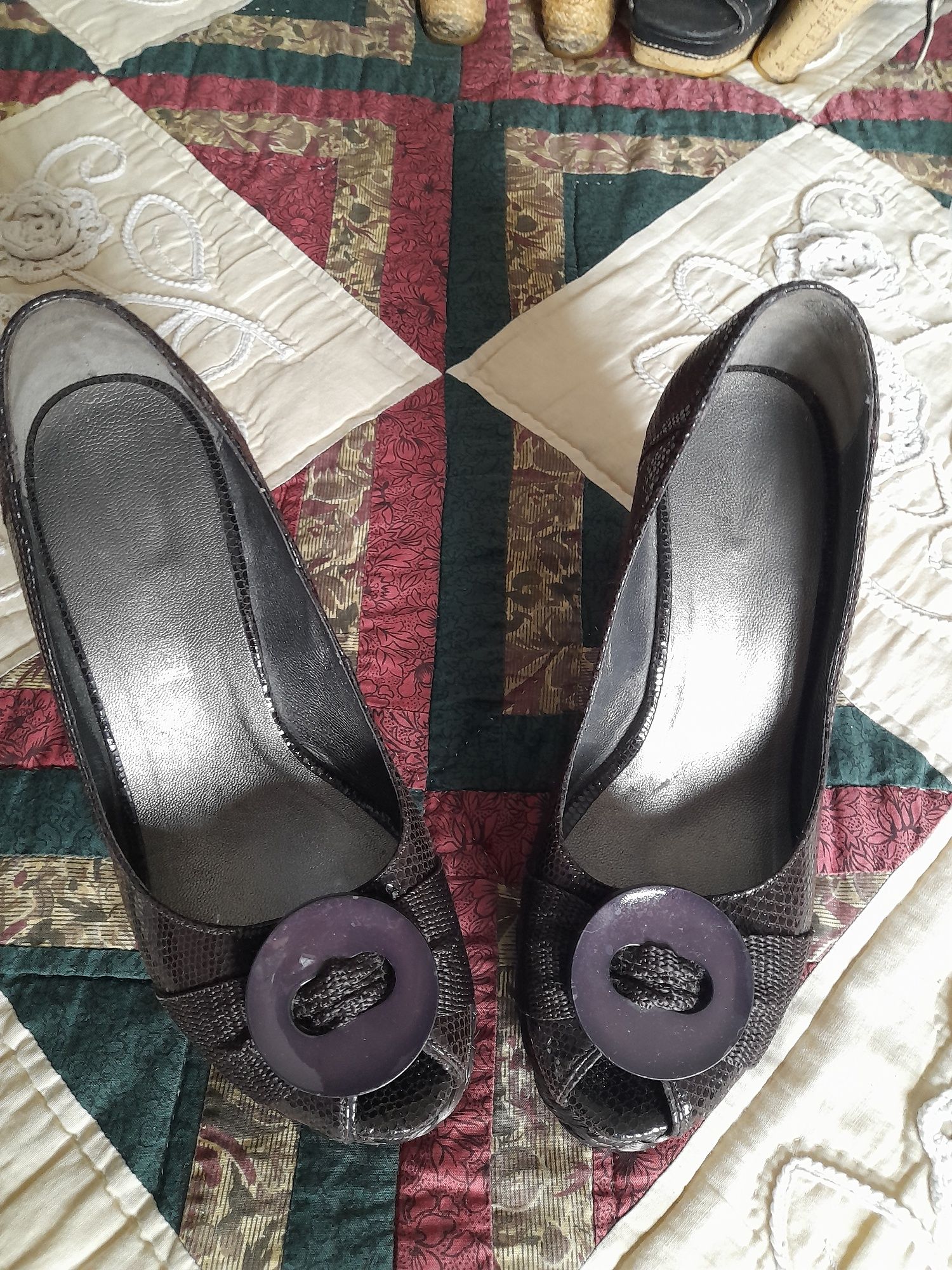 Sapatos castanhos em pele, aberto a frente de cunha em ráfia castanha