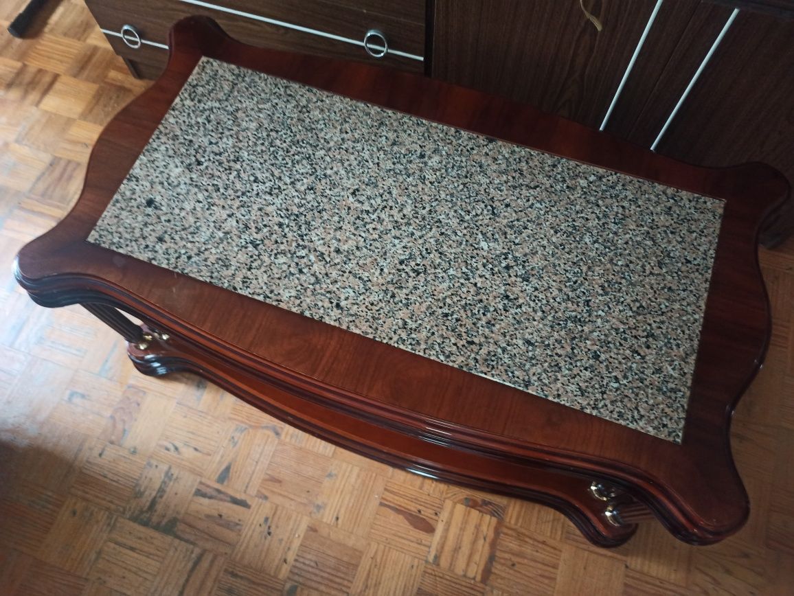 Mesa de centro com tampo em mármore
