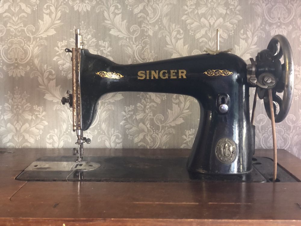 Maquina Singer Vintage com móvel