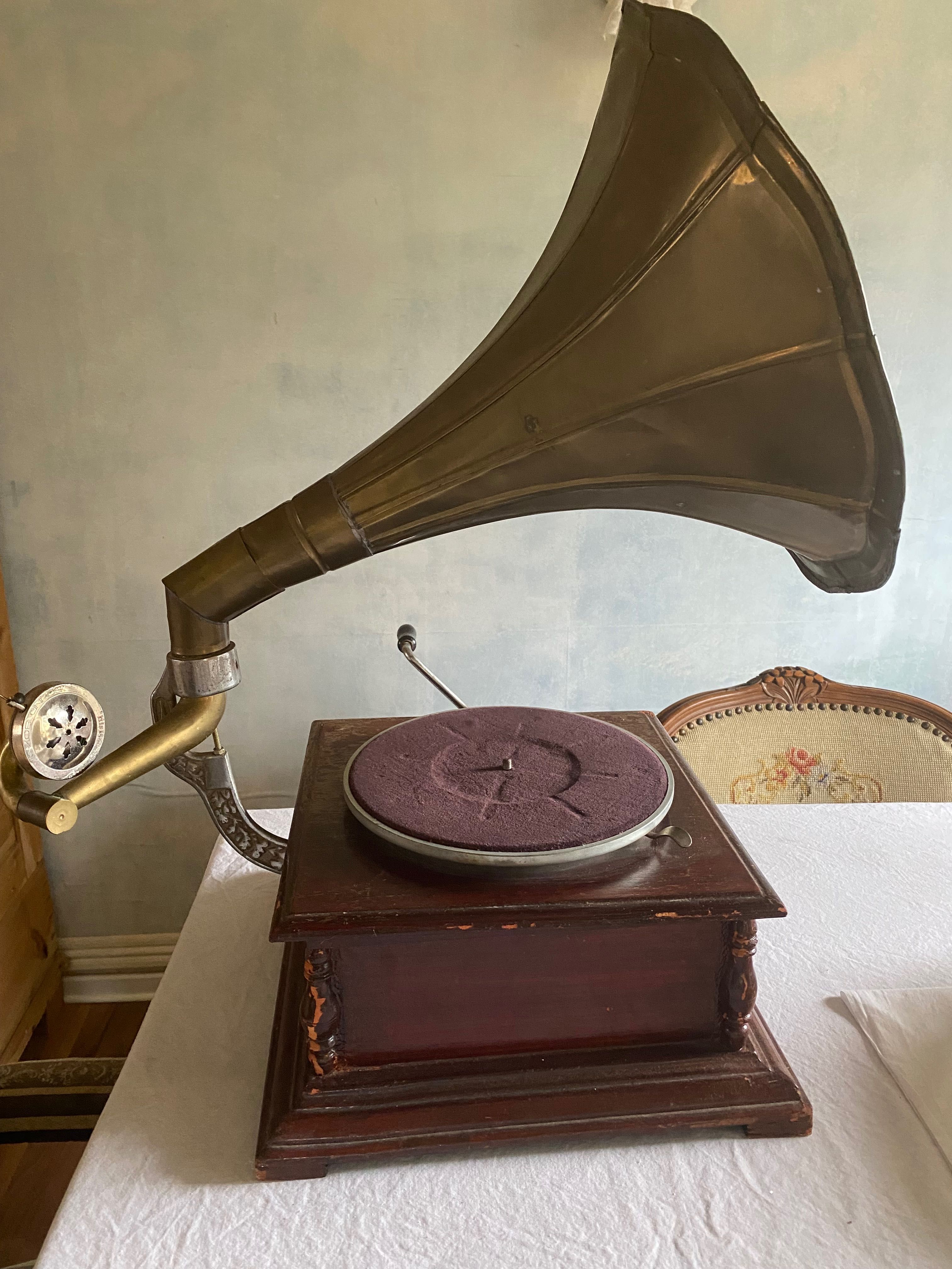 Zabytkowy gramofon/patefon, z ozdobną tubą