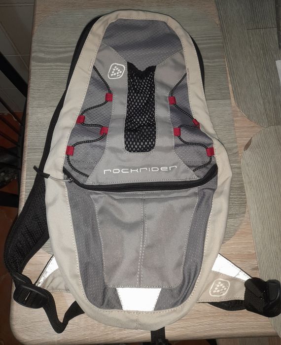 Mala pequena para ciclistas e ou corredores c/ orifício para água gua