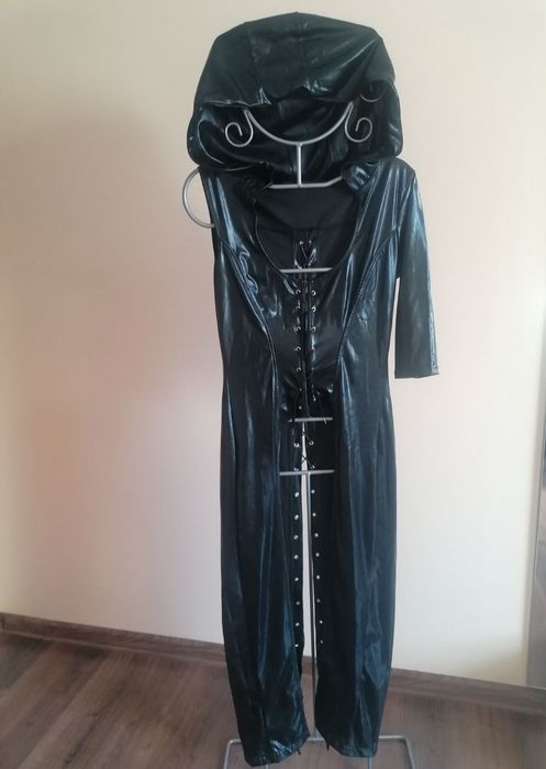 Płaszcz sukienka latex lateks winyl czarny erotyczny sznurowany kaptur