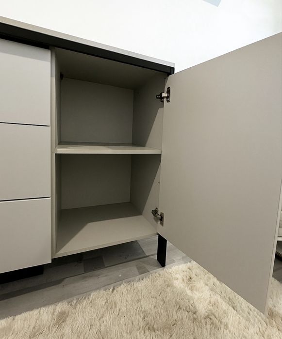 Dwie jasno szare komody