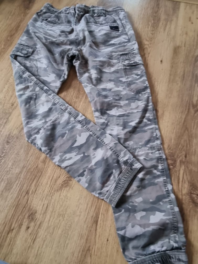 Spodnie joggery moro