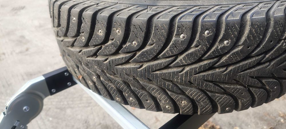 Зимняя шипованная резина Yokohama 195/65 R15 с дисками