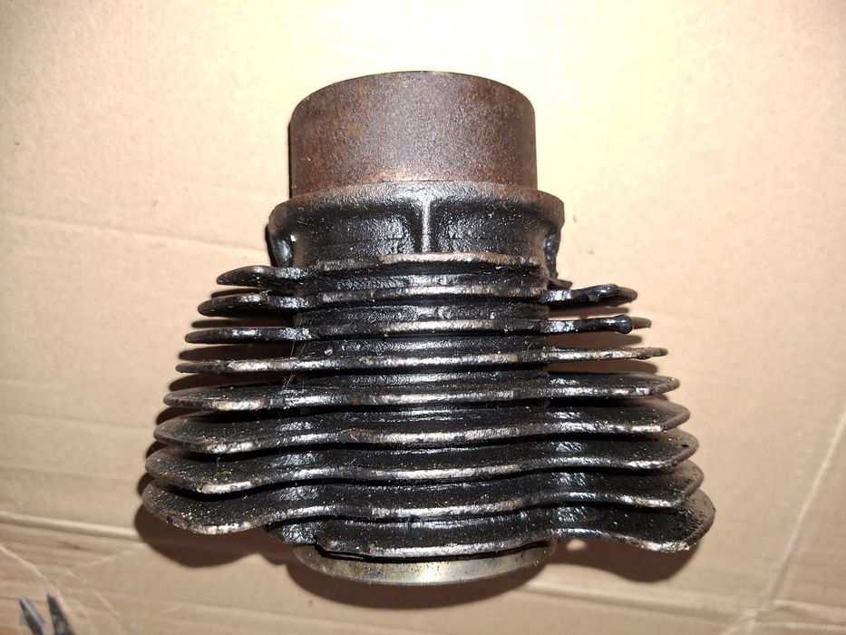 Oryginalny z epoki prlu cylinder silnika junak m7 m10