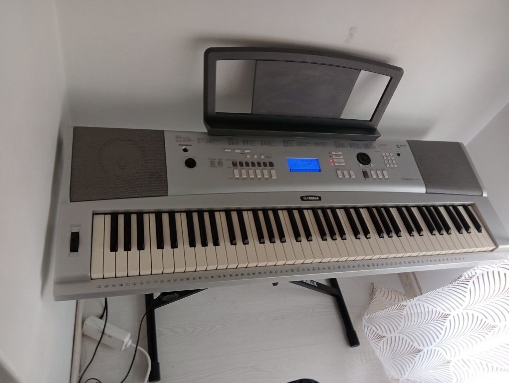 Piano digital Yamaha DGX 220