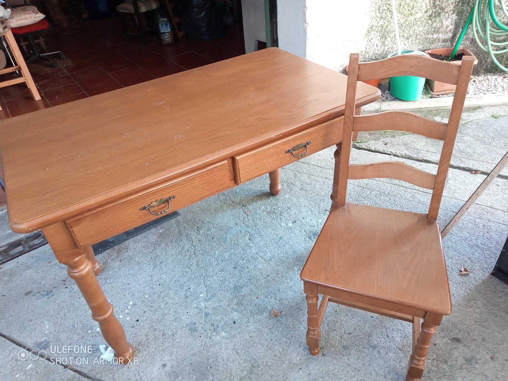 Mesa com gavetas