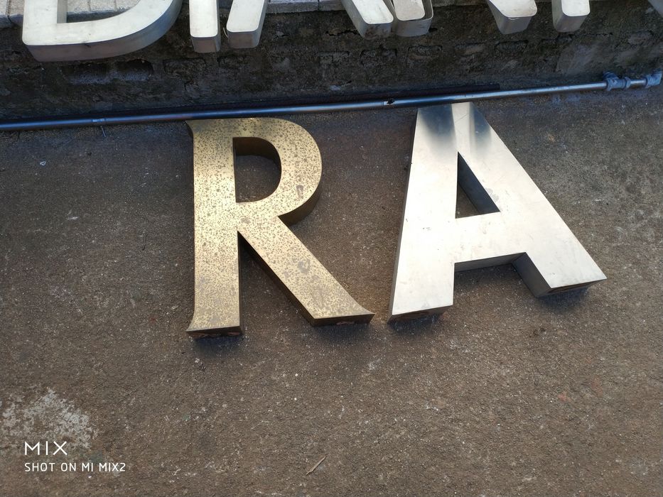 Letras decorativas e outros elementos