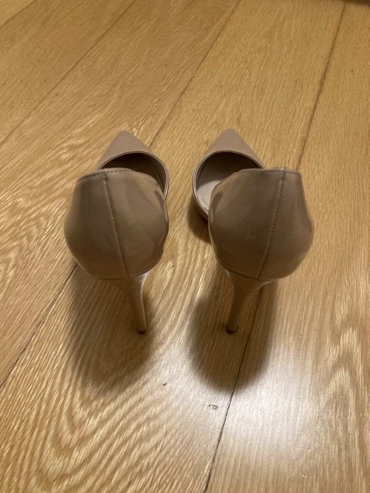 Saltos agulha nude verniz