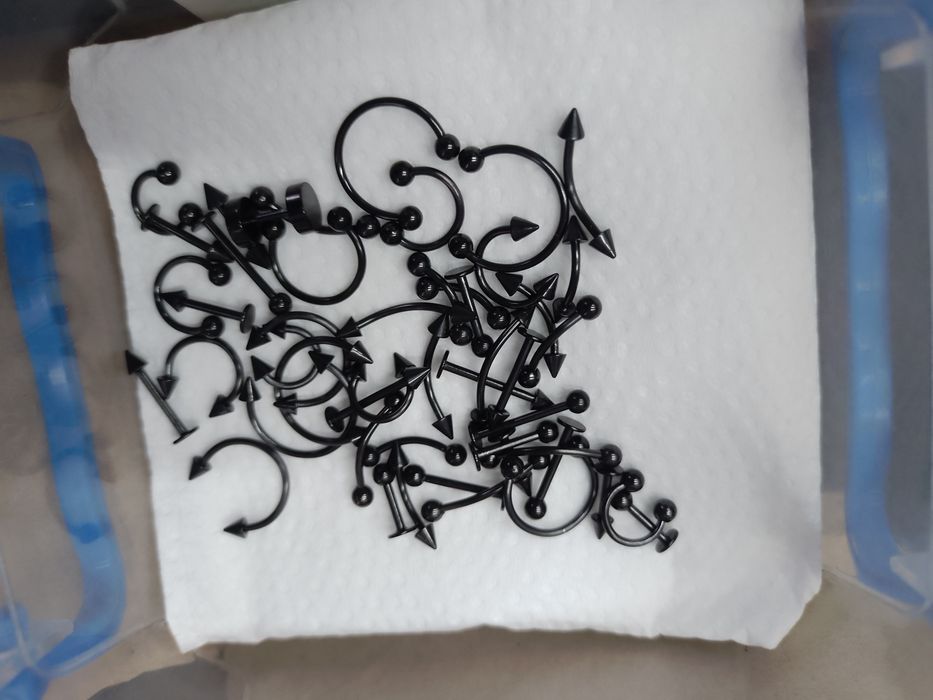 Пирсинг вуха, губи, носа, пупка, брови, язика та інші, є в наявності