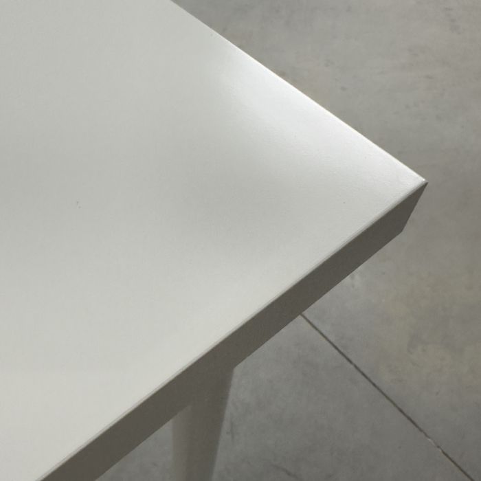 Mesa branca com pés reguláveis em altura