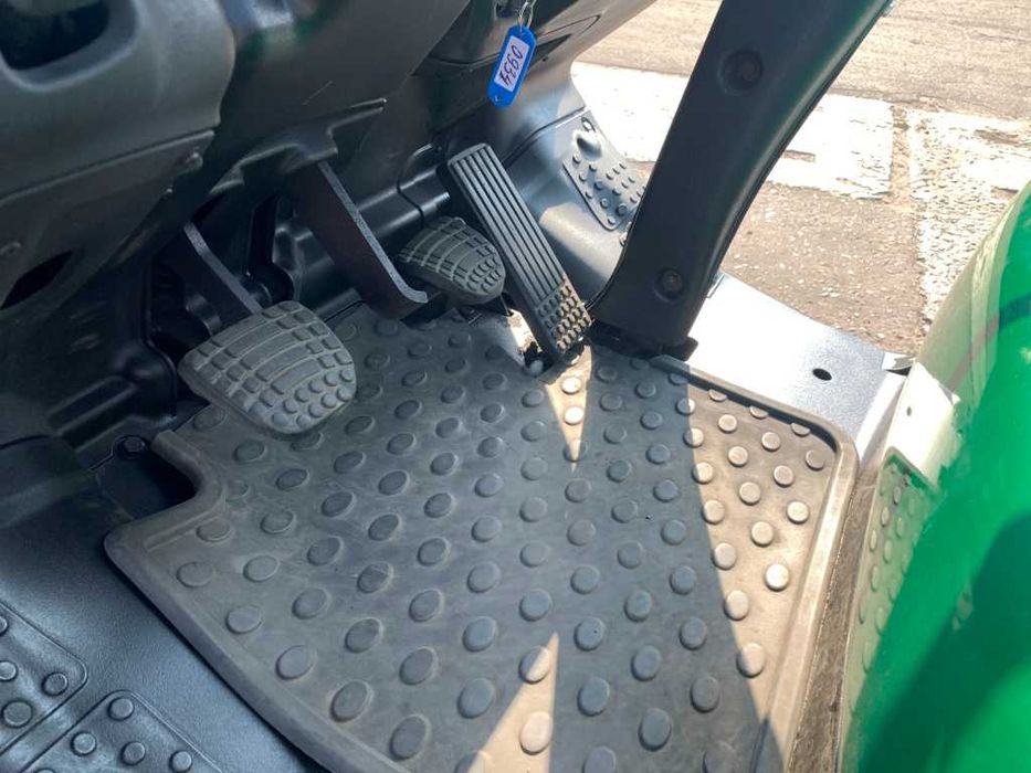 автонавантажувач Komatsu на великих 12 колесах. Модель: FG20C-16