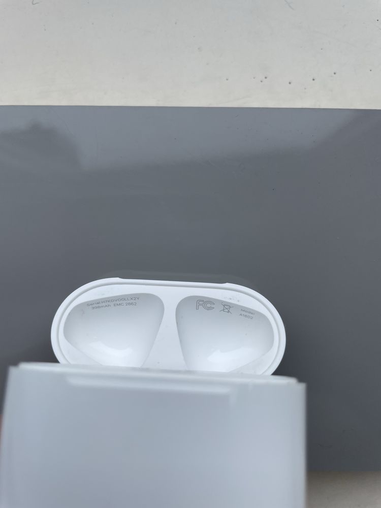 Навушники Apple AirPods 2 with Charging Case