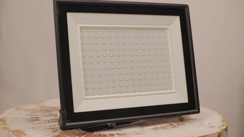 Projetor LED 100W IP65 Branco e Preto 5000K- Só 17,90 Últimas Unidades