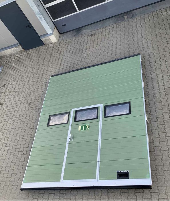 Brama 300 x 350 z drzwiami panelowa segmentowa garażowa przemysłowa