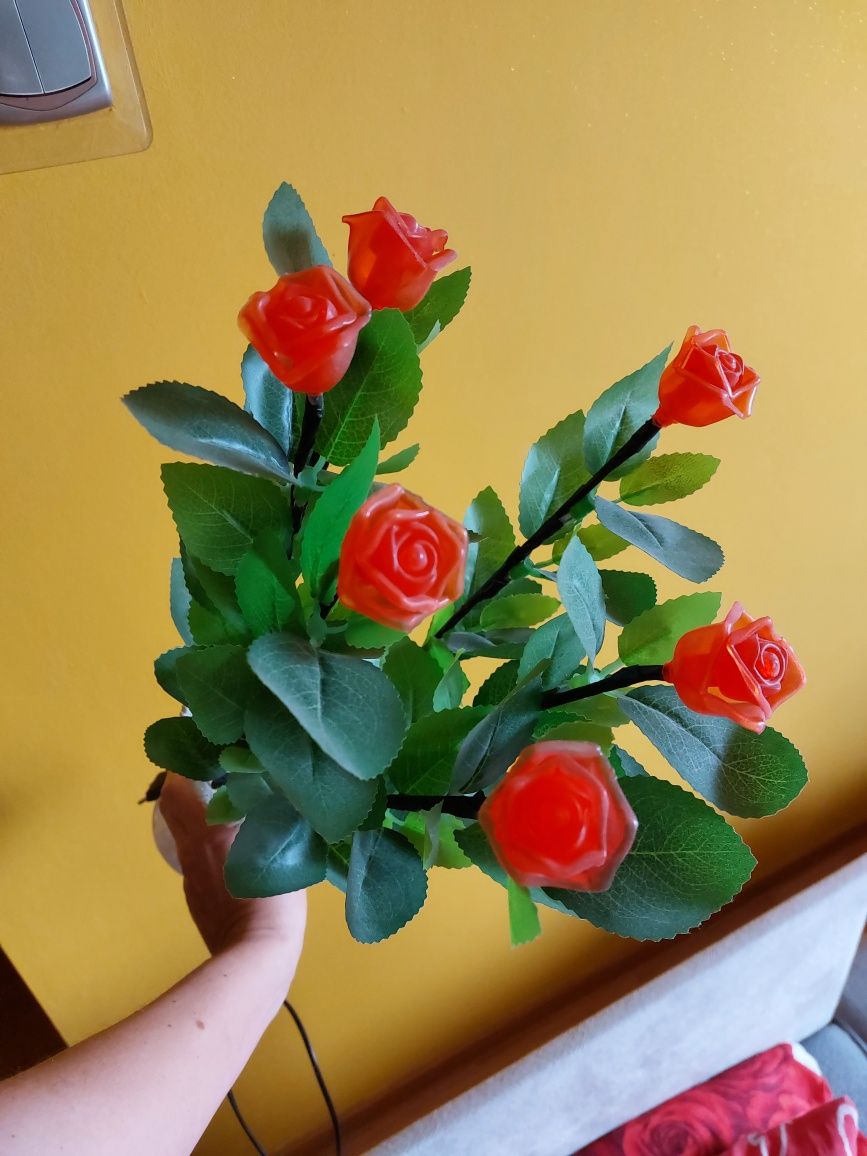 Bukiet róże sztuczne led dekoracja w wazonie ratanowym na prąd