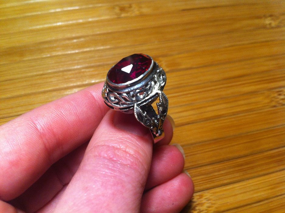 Stary srebrny pierścionek kopułka z rubinem.