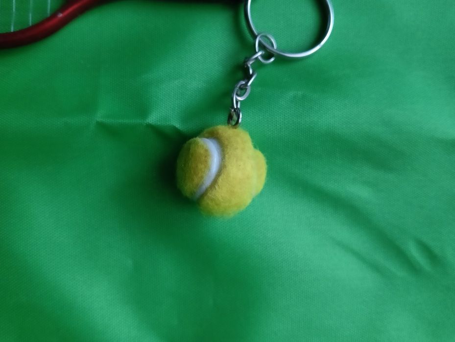 Breloczek rakieta i piłka do tenisa ziemnego