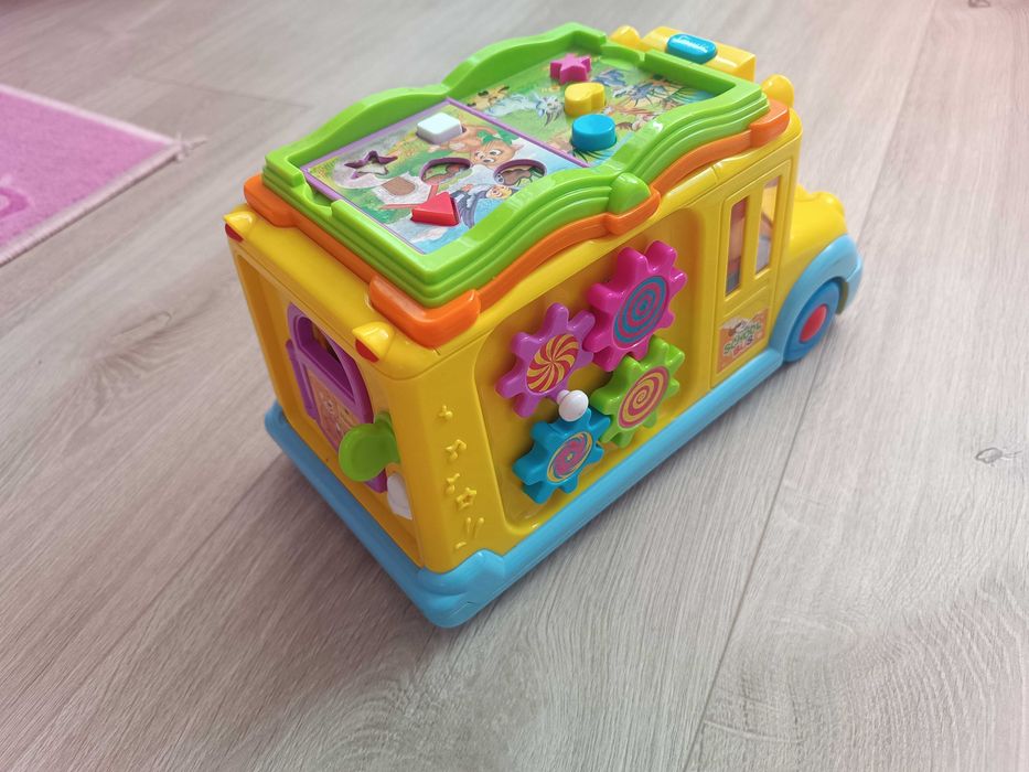 Grający i jeżdżący autobus