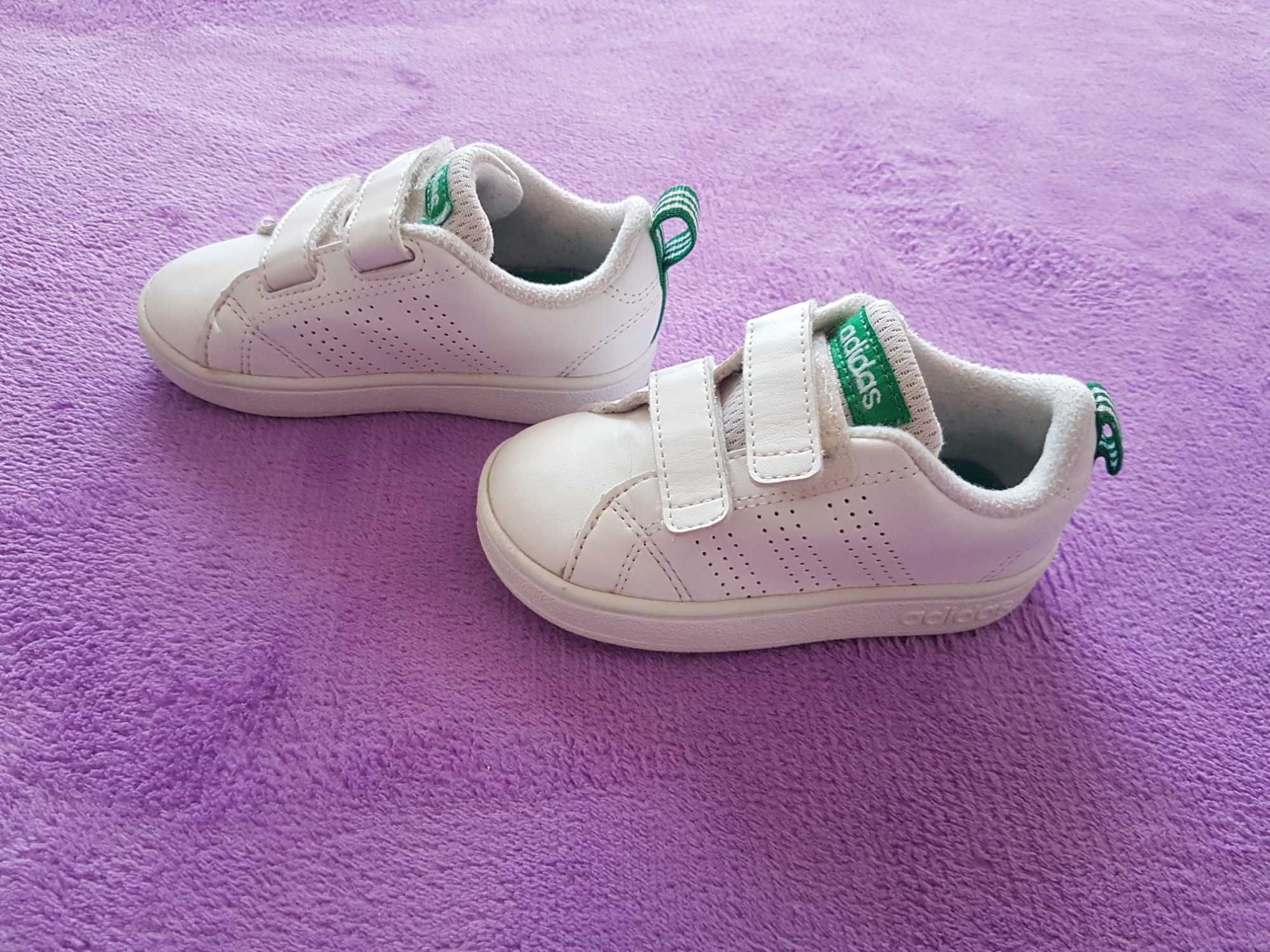 Tenis adidas brancos e verdes 23