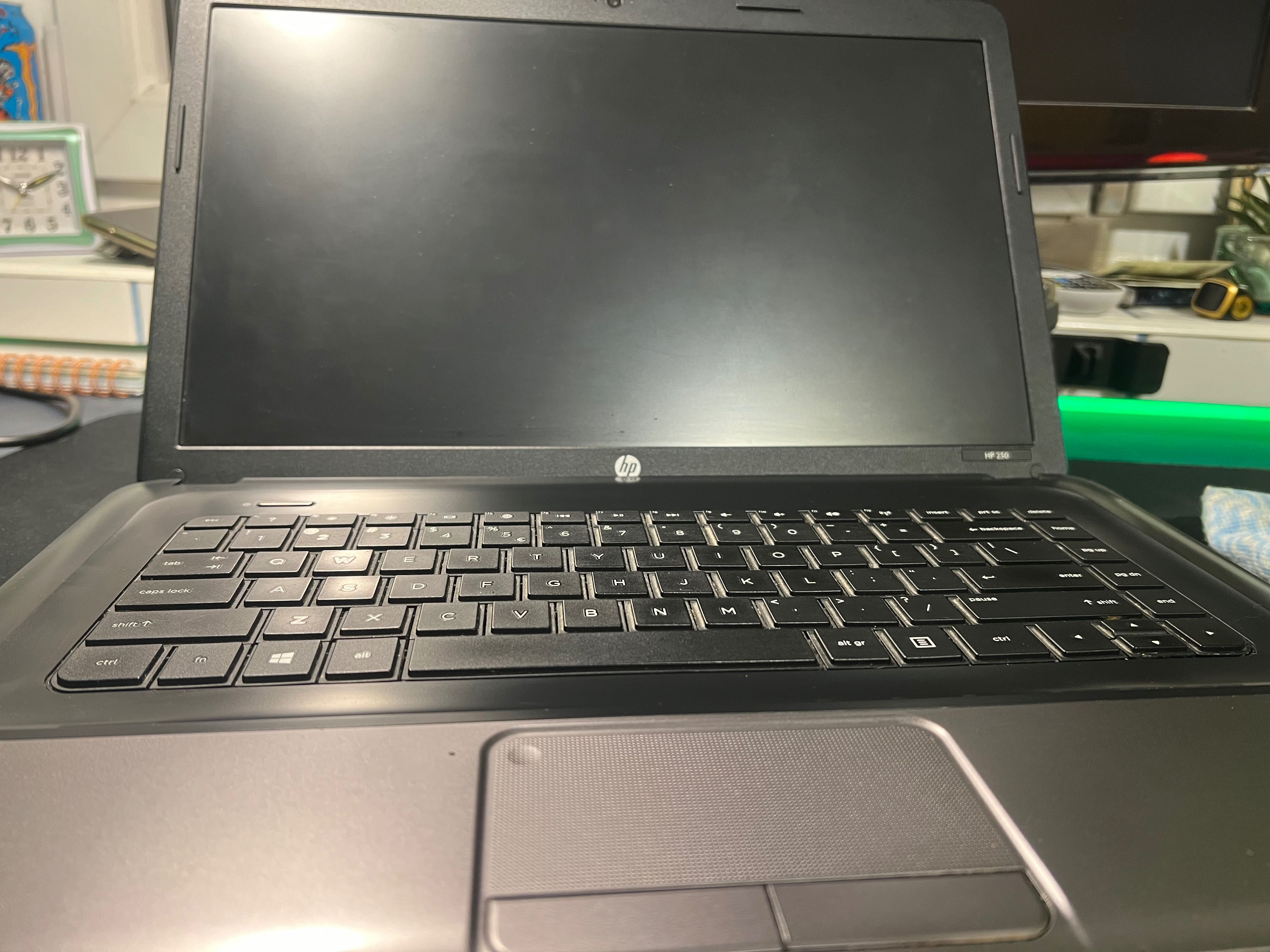 Laptop HP 250 szary