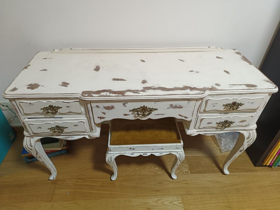 Secretaria de quarto antiga com espelho á parte á parte