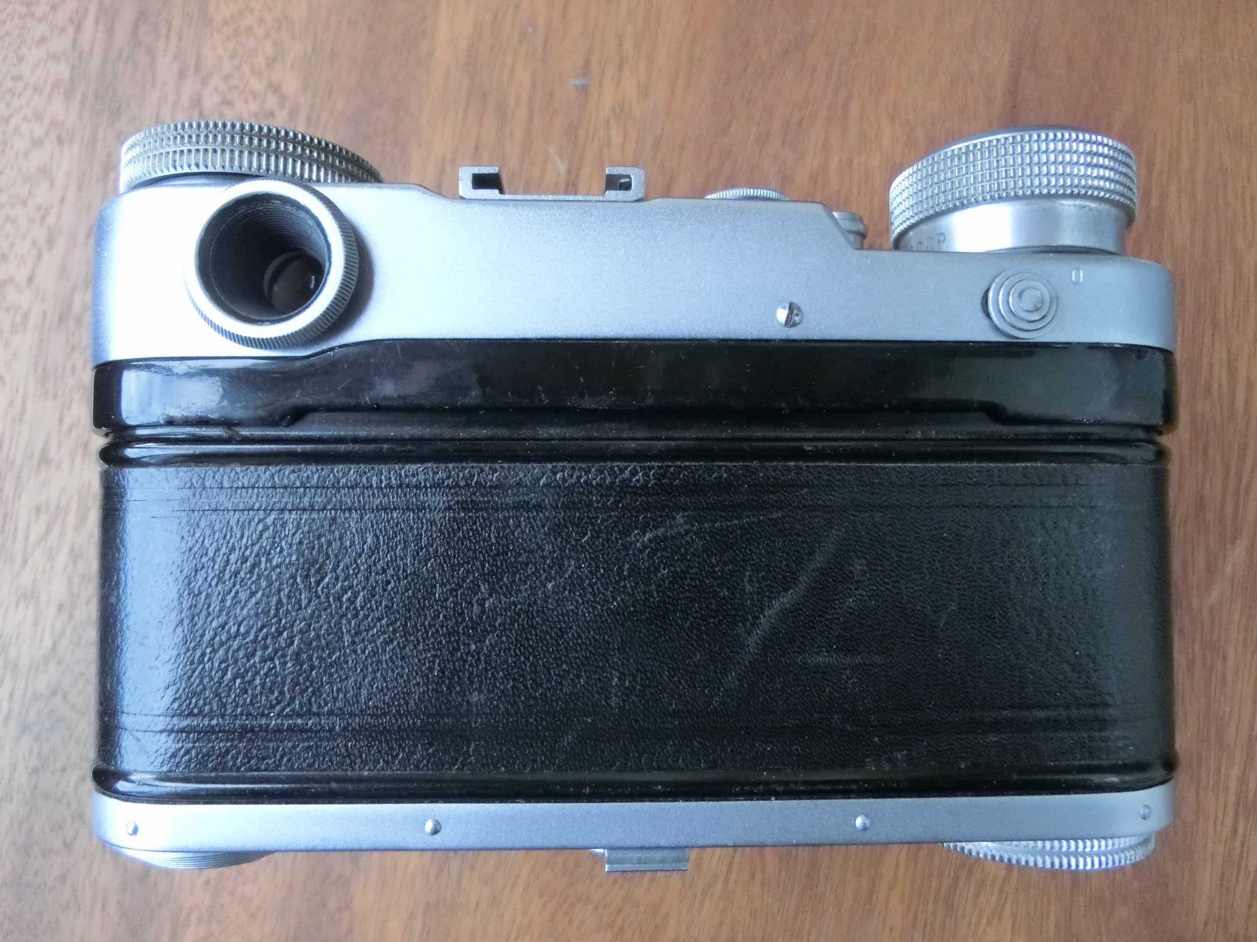 "Ленинград" - дальномерный фотоаппарат с пружинным взводом затвора.