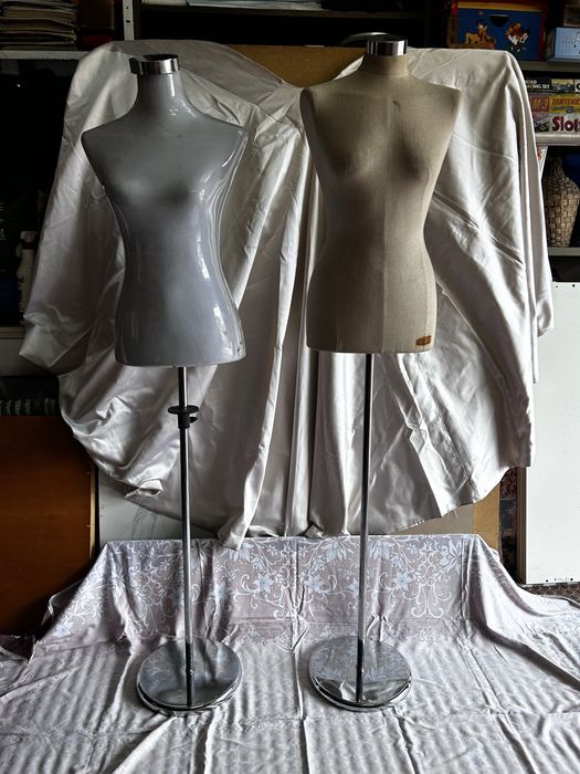 2 bustos femininos com base metálica ajustável