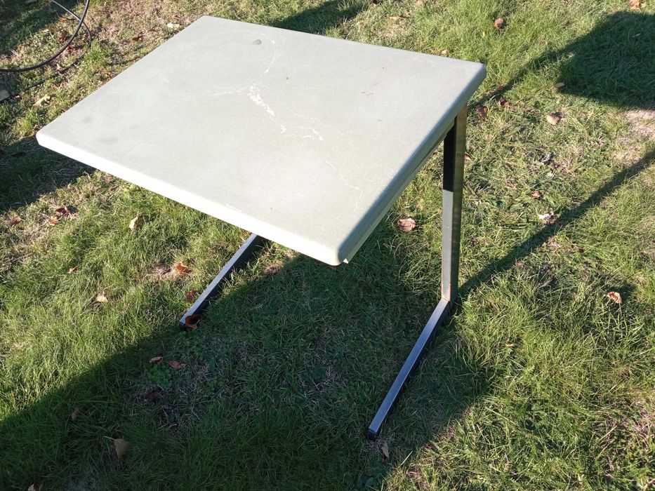 Biurko. Biurko. Wymiary: 70x70x50  cm.