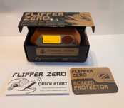 Flipper Zero z case i folią na ekranie