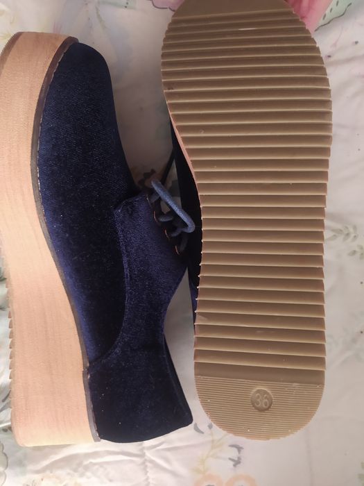 Sapatos Novos em veludo azul, tam. 36