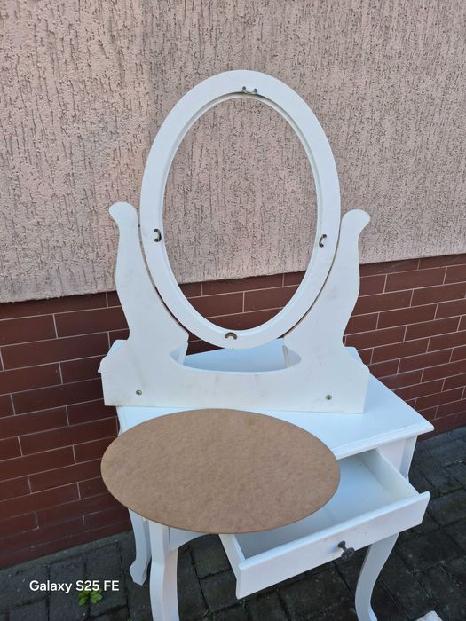 Drewniana toaletka dla dziewczynki