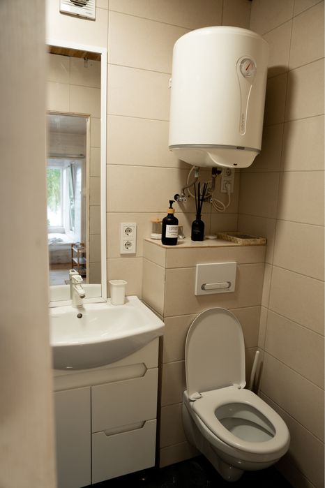 Дивовжний будиночок на березі чистого озера