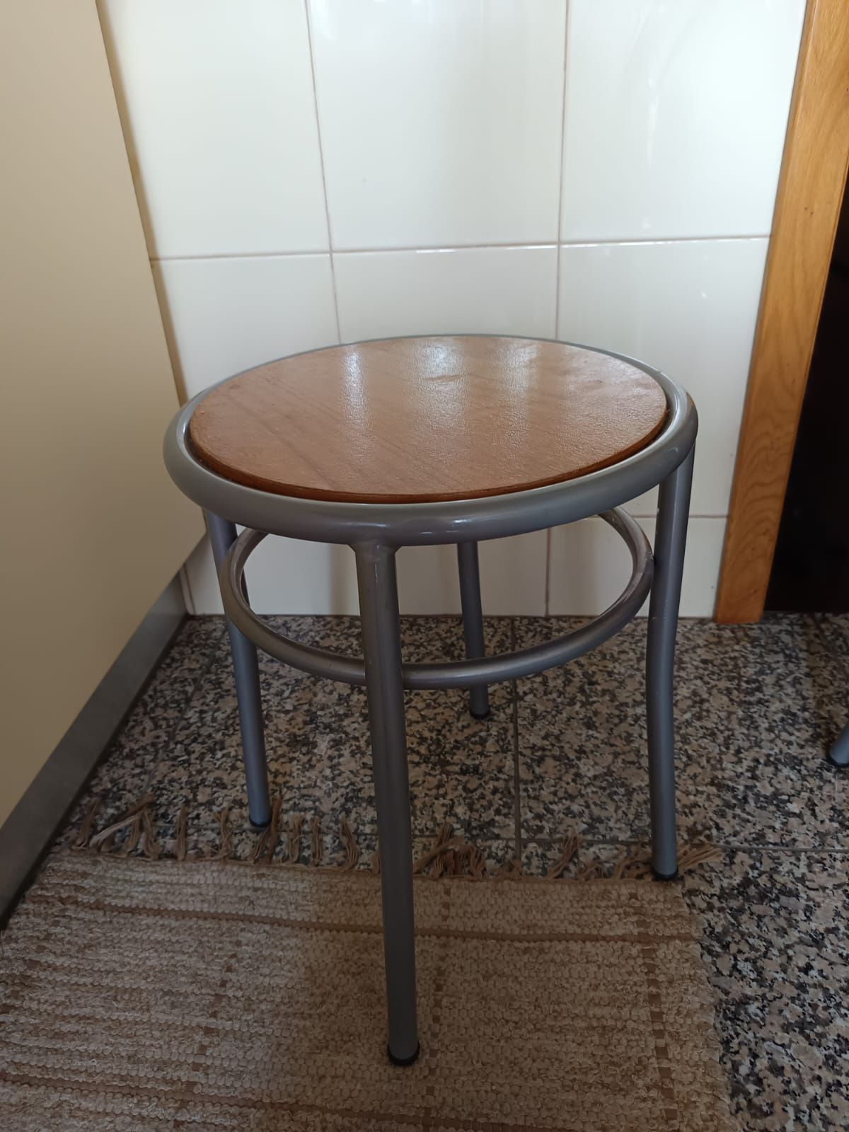Mesa de cozinha com cadeiras e bancos