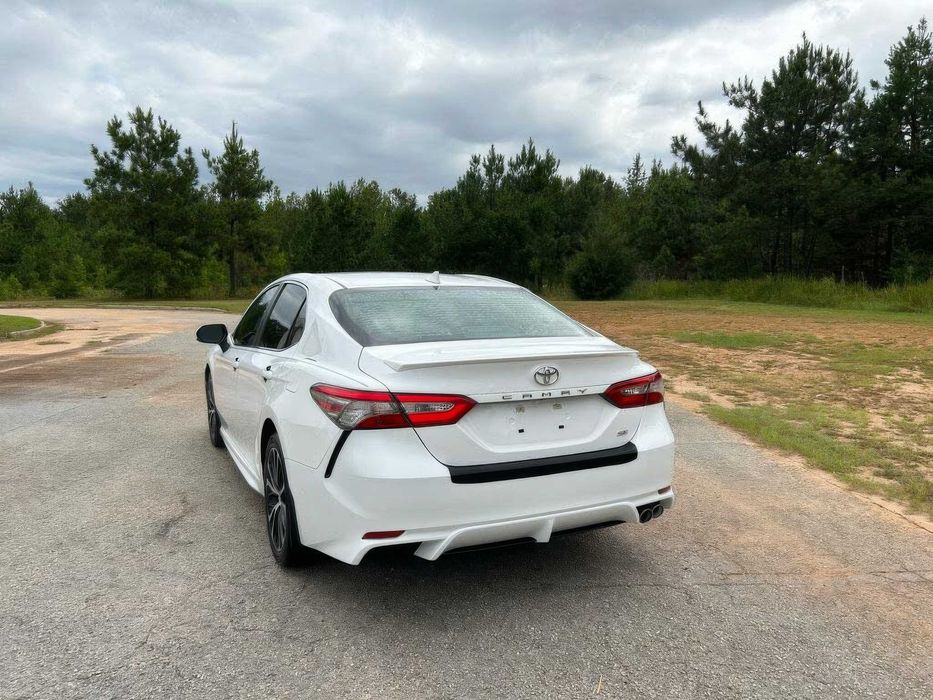 Toyota Camry SE      2020