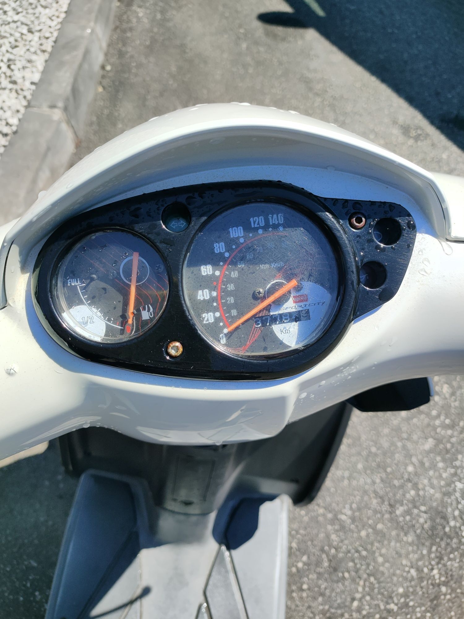 VENDO OU TROCO Aprilia sportcity 125