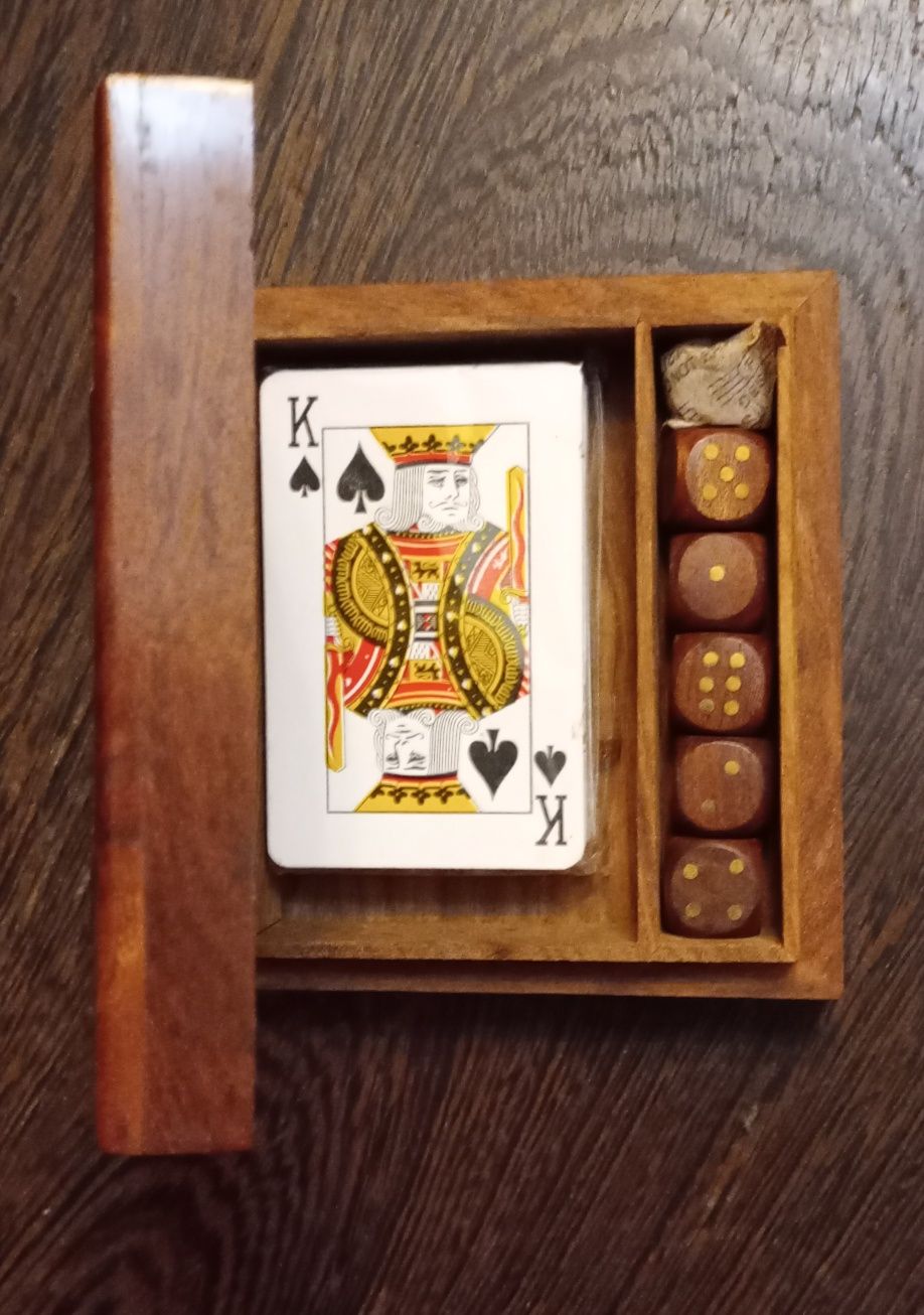 Caixa de madeira com baralho de cartas e dados