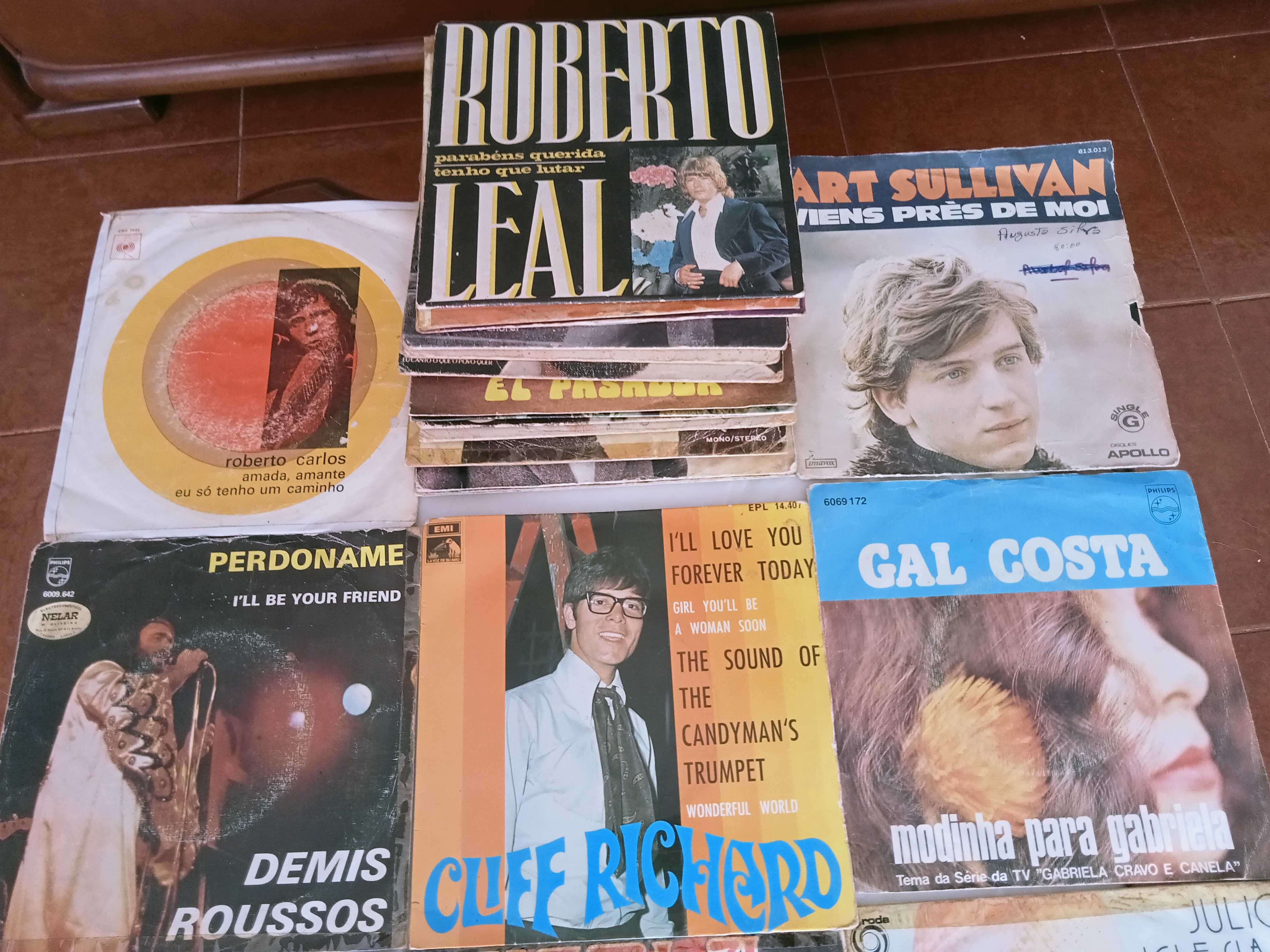 Discos de Vinil, Cassetes e CDs.