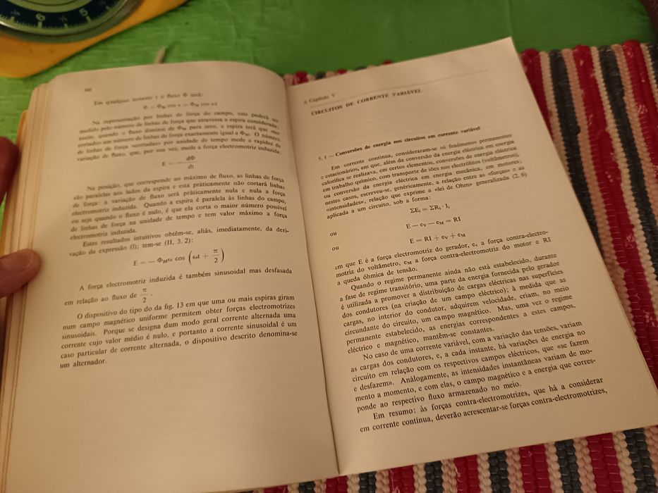 Livro "Física Básica" de Araújo Moreira
