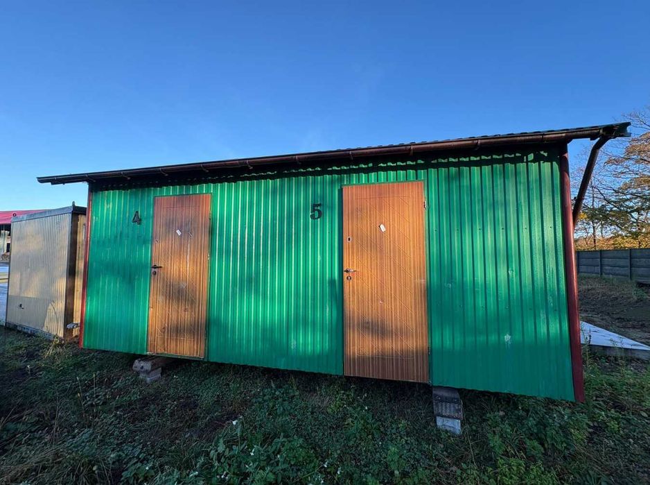 Barak sanitarny z toaletami i prysznicem