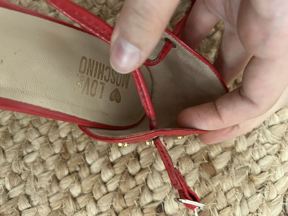 Sandalias Mochino vermelhas