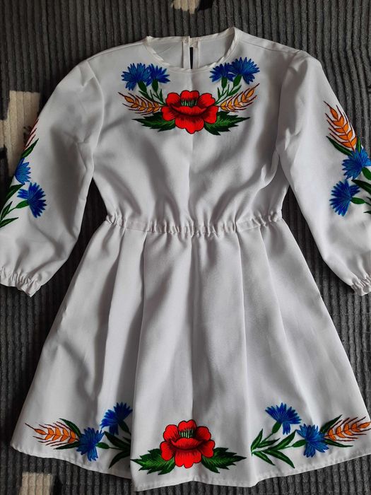 Біле плаття з ручною вишивкою